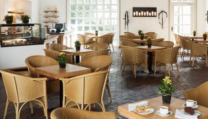 Cafe im Park 2 Helle Möbel im Café