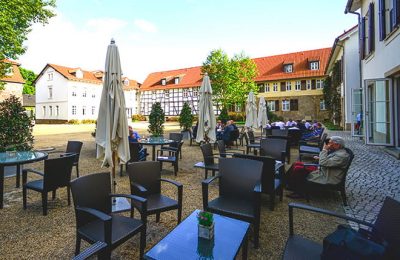 Cafe im Park 3 Terrasse vom Cafe an sonnigem Tag