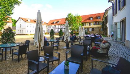 Cafe im Park 3 Terrasse vom Cafe an sonnigem Tag