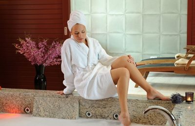 Entspannung Frau in weißem Bademantel entsapennt im Spa