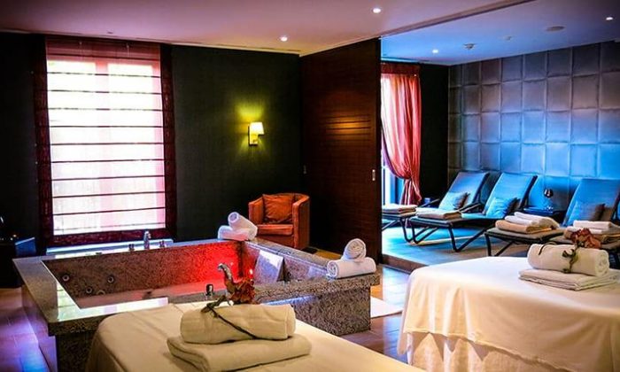 Garten Spa Bunt beleuchtetes Garten Spa mit Liegen und Handtüchern
