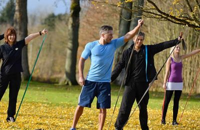 Garten Sport 2 Menschen machen zusammen Sportübungen