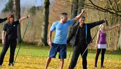 Garten Sport 2 Menschen machen zusammen Sportübungen