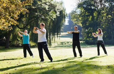 Garten Sport 2 Menschen machen zusammen Sport im Garten