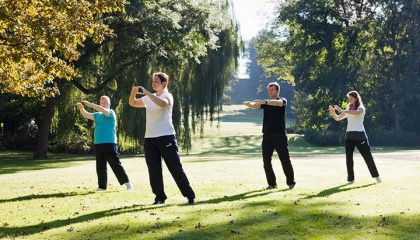 Garten Sport 2 Menschen machen zusammen Sport im Garten