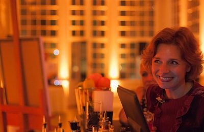 Kulinarik Frau genießt Zeit im Restaurant