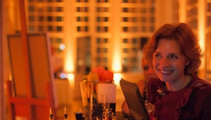 Kulinarik Frau genießt Zeit im Restaurant
