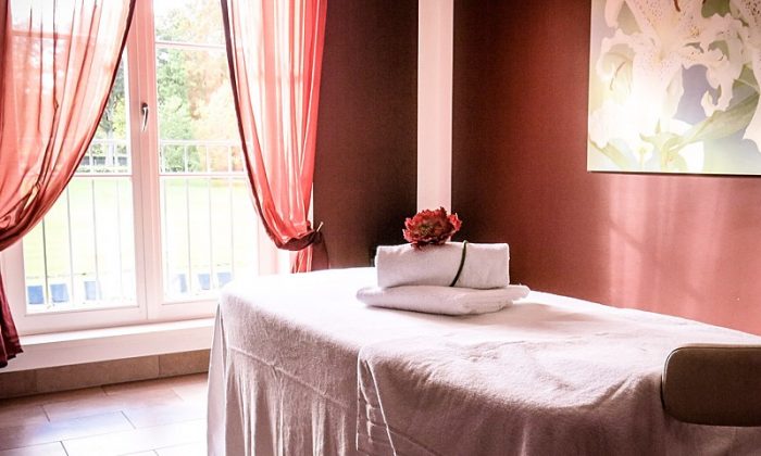 Massageraum  Massageraum mit Rosa Vorhängen