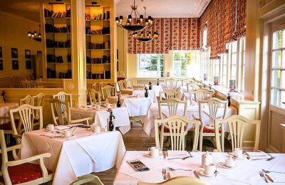 Restaurant Caspar Fein gedeckte Tische im Restaurant Caspar