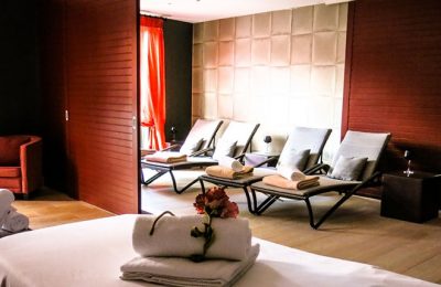 Spa Suite Weiße Liegen in der Spa Suite