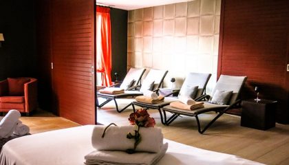 Spa Suite Weiße Liegen in der Spa Suite