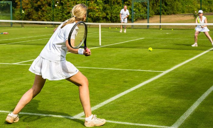 Tennis Menschen spielen Tennis auf einem Rasenplatz