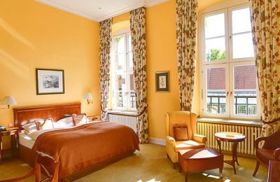 Deluxe Wohnraum und Bett im Zimmer Deluxe