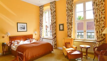 Deluxe Wohnraum und Bett im Zimmer Deluxe