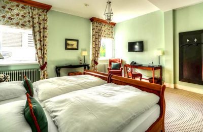 Deluxe Bett und Wohnraum im Zimmer Deluxe