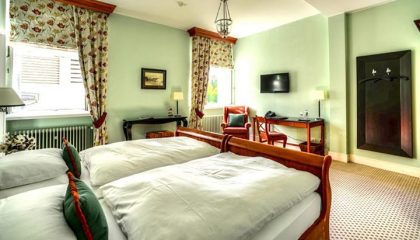 Deluxe Bett und Wohnraum im Zimmer Deluxe
