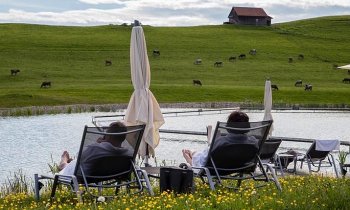 Schnupper Kennenlerntage Paar entspannt auf Liegen am See