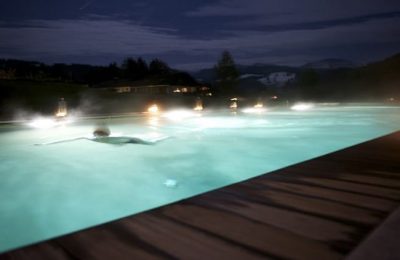 Außenpool abend Beleuchteter Außenpool am Abend