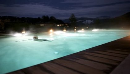 Außenpool abend Beleuchteter Außenpool am Abend