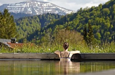 Außenpool Frau entspannt im Außenpool