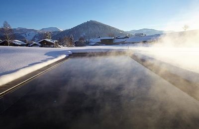 Pool Winter Dampfender Außenpool im Winter