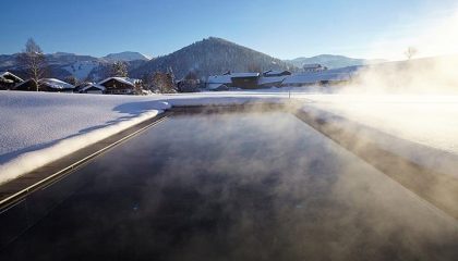 Pool Winter Dampfender Außenpool im Winter