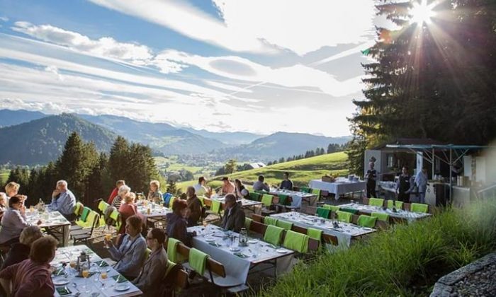 Bergfrühstück Menschen frühstücken am Holztisch in der Natur