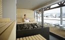 Finnische Sauna Junge Frau entspannt in der Sauna