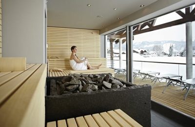 Finnische Sauna Junge Frau entspannt in der Sauna