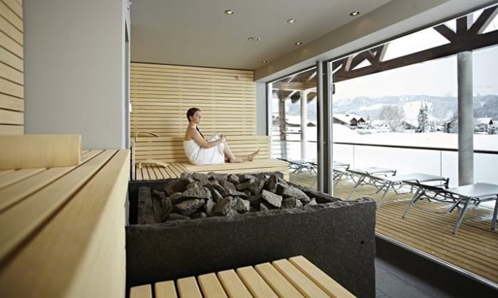 Finnische Sauna Junge Frau entspannt in der Sauna