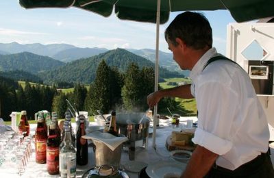 Frische Zubereitung Koch bereitet Frühstück zu