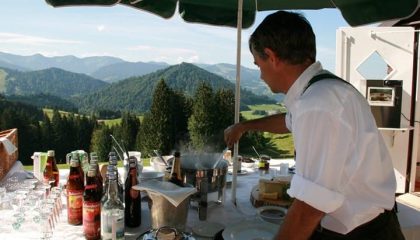 Frische Zubereitung Koch bereitet Frühstück zu