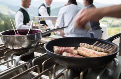 Frische Zubereitung Essen kocht in der Pfanne