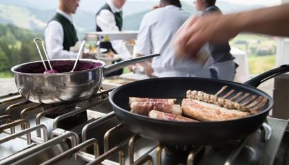 Frische Zubereitung Essen kocht in der Pfanne