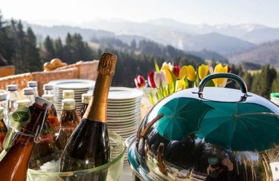 Frühstück Sekt und Teller beim Frühstück