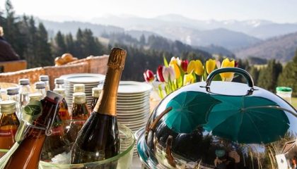 Frühstück Sekt und Teller beim Frühstück