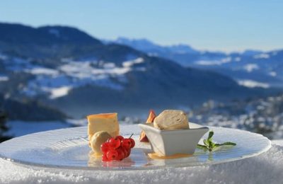 Gericht 5 Gericht vor Bergpanorama