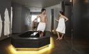 Sauna Junges Paar entspannt im Saunabereich
