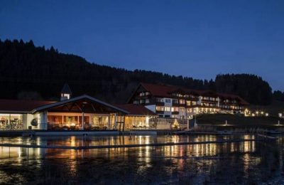 Beleuchtung Beleuchtetes Hotel am Abend