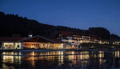 Beleuchtung Beleuchtetes Hotel am Abend