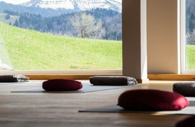Yoga Raum für Yoga Übungen mit Matten