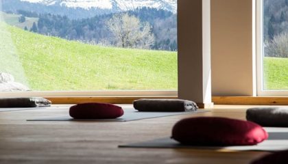 Yoga Raum für Yoga Übungen mit Matten