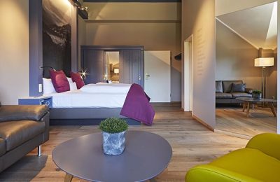 Bergheu Lodge Wohnraum und Bett im Zimmer Bergheu Lodge