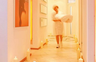 Beautylounge Mit vielen Kerzen bestückter Durchgang