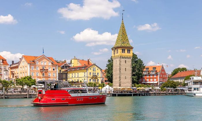Blick auf den Bodensee Schiff fährt auf dem Bodensee