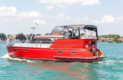 Luxus Motorboot Lady Octopus Boot in roter Farbe fährt auf dem Bodensee