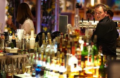 Bar Barkeeper abends an der Bar