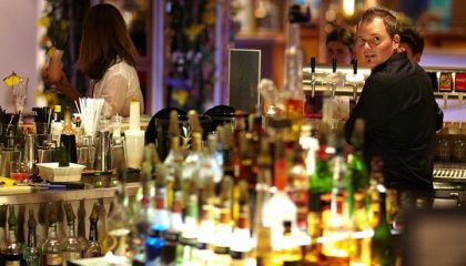Bar Barkeeper abends an der Bar