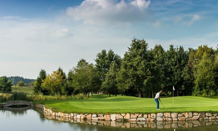 Europas Golf Resort Nr. 1 Mann spielt Golf auf Golfplatz