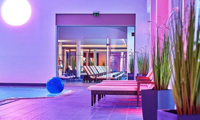 Therme Lila-rosa beleuchtete Therme